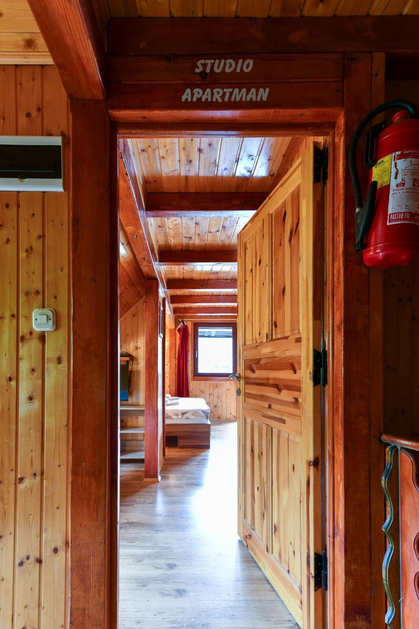 Guest House Martin Korana Exterior foto